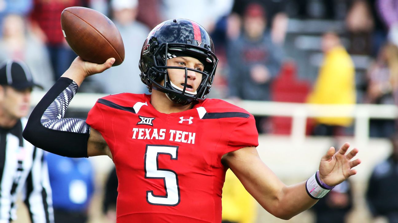 Lids Patrick Mahomes Texas Tech Red Raiders Fanatics Authentic Unsigned  White Jersey Signaling a Play Photograph