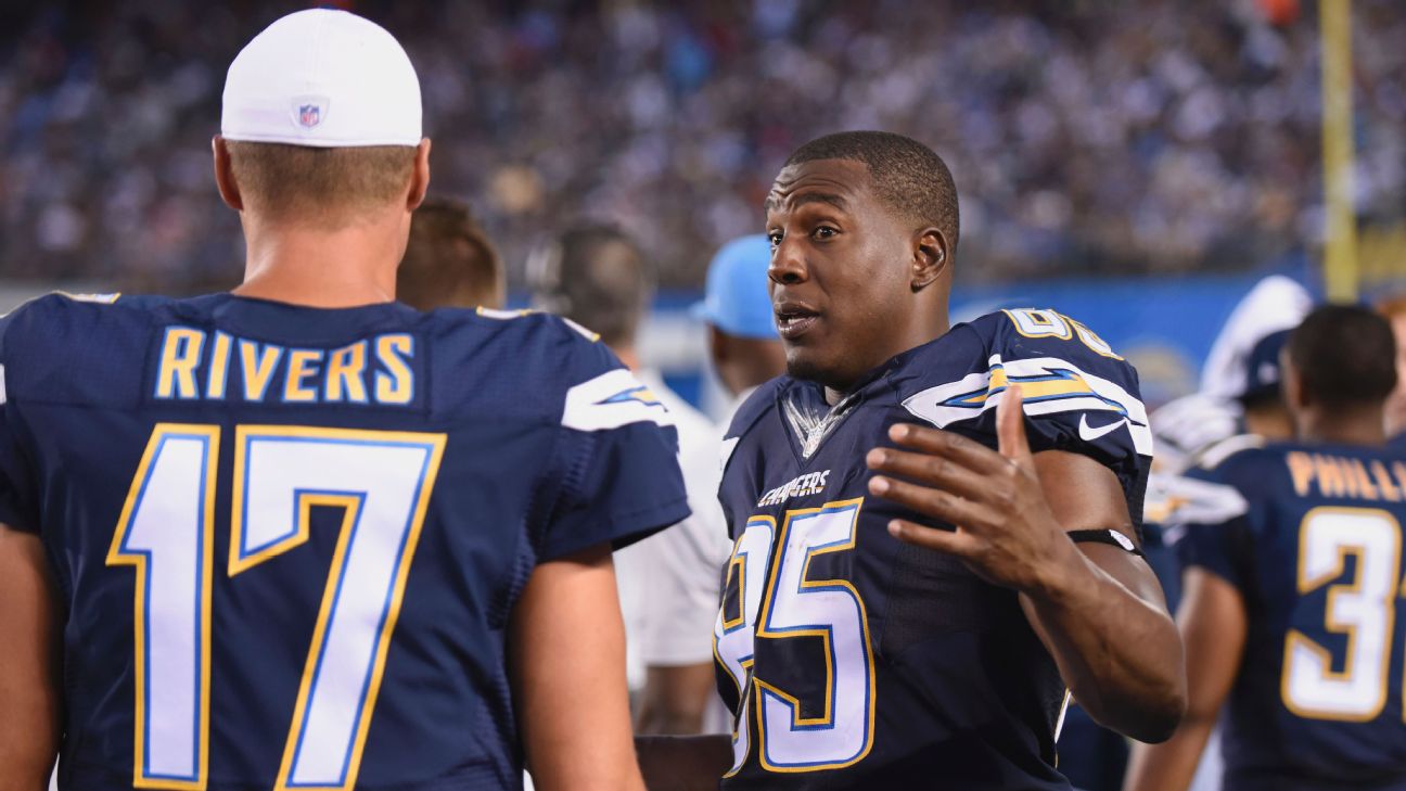 Antonio Gates and Philip Rivers have heated exchange on sidelines during  Chiefs game