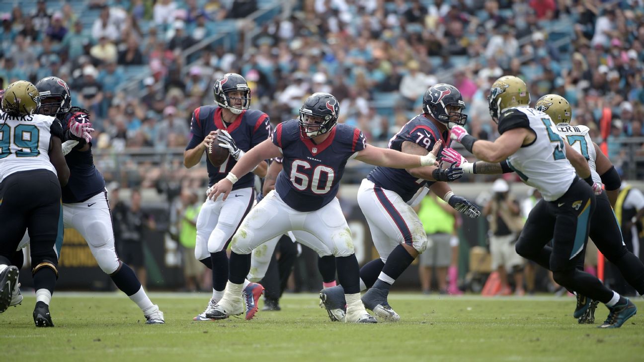 Tennessee Titans center Ben Jones (60) lines up against the Los