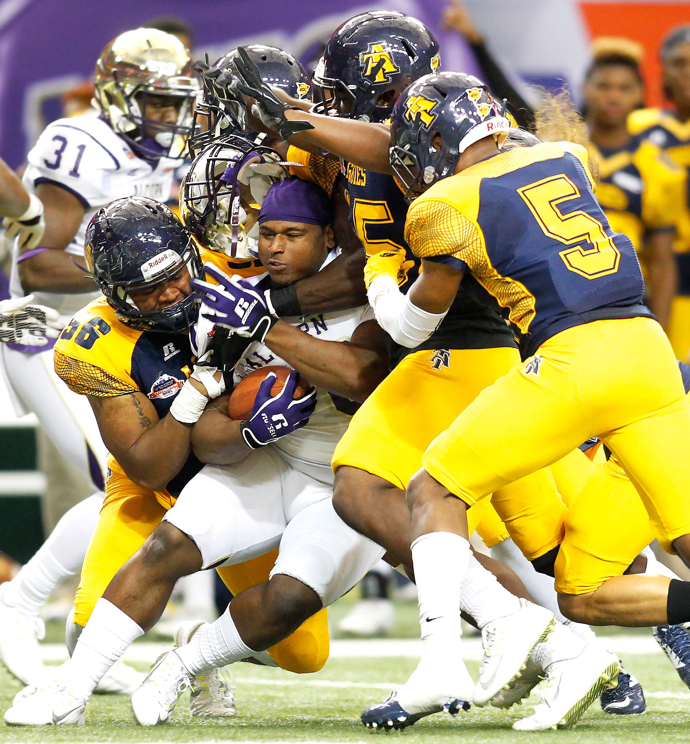 North Carolina A&T defense - Top Photos of the 2015-16 College Football Bowl Season - ESPN