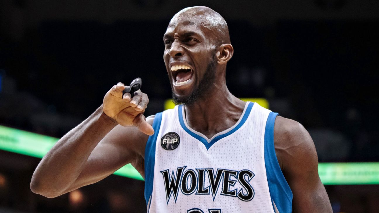 Kevin Garnett announces his retirement after 21 years in the NBA
