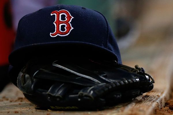 red sox logo on hat [600x400]