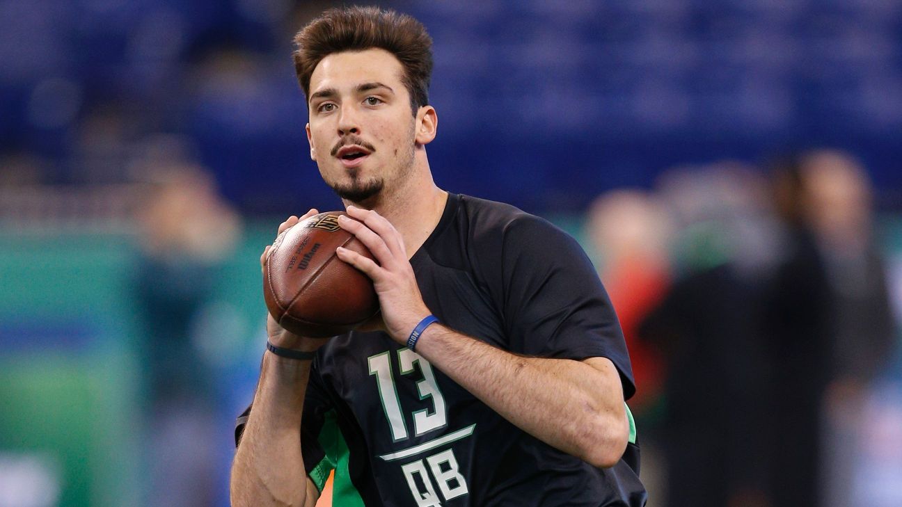 Broncos cut ties with 2016 first-round pick QB Paxton Lynch