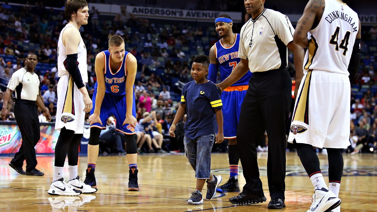 New York Knicks Carmelo Anthony rubs his eye in the fourth quarter