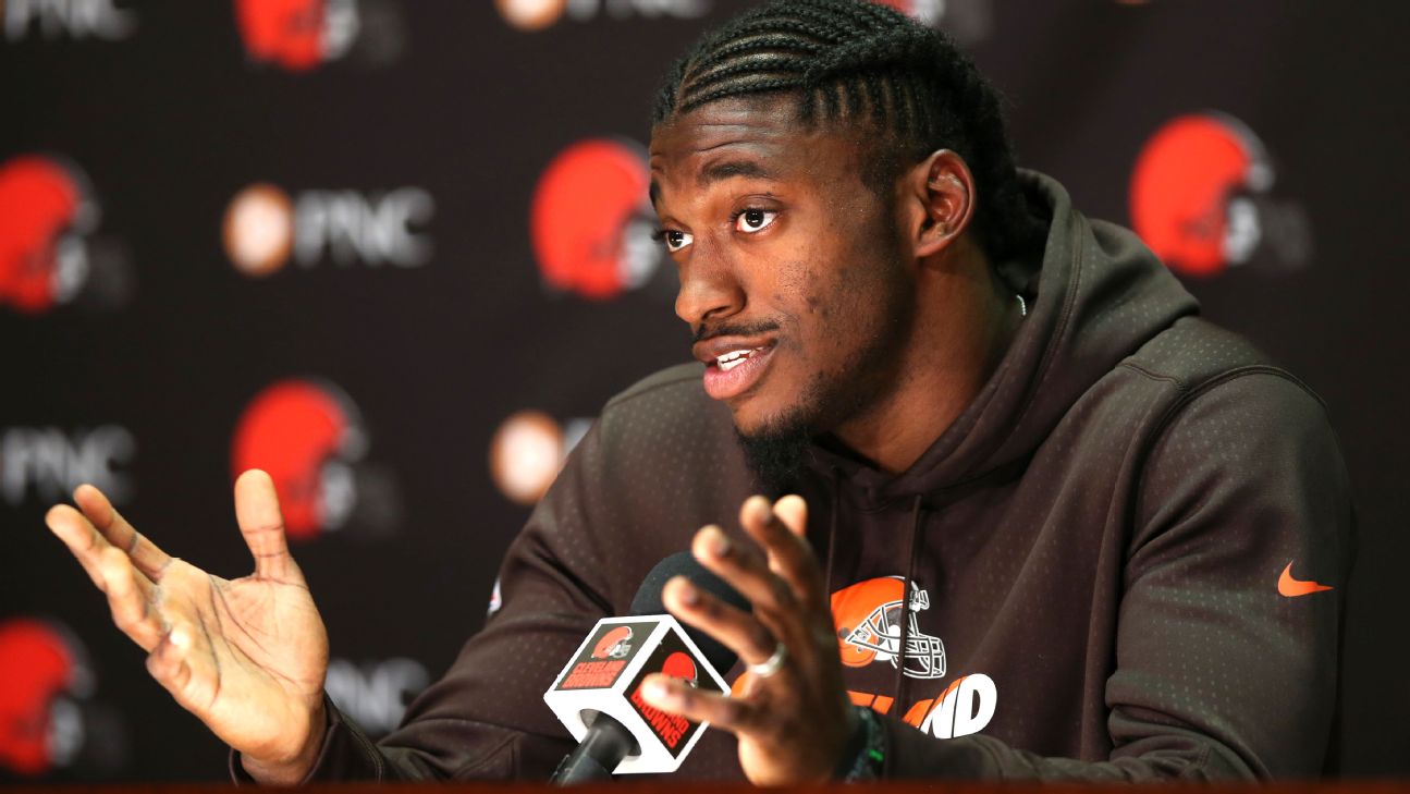 Cleveland Browns QB Robert Griffin III surprises high school team - ESPN