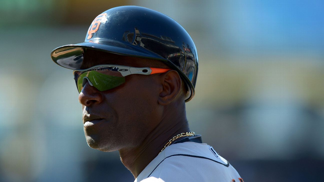 Giants coach Roberto Kelly struck by line drive during batting practice,  suffers head injury