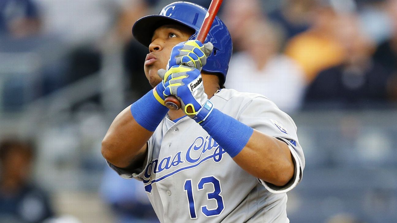 Royals catcher Salvador Perez rests while dealing with side issue