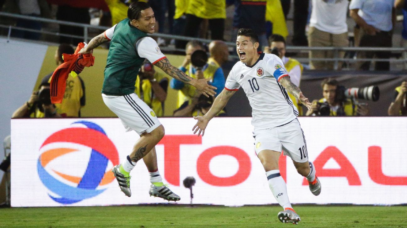 Photo: Paraguay forward Dario Lezcano beats Colombia midfielder