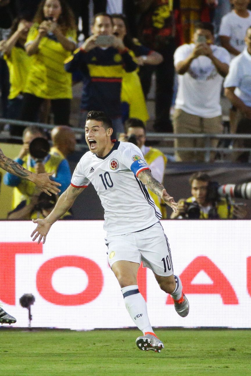 Photo: Paraguay forward Dario Lezcano beats Colombia midfielder