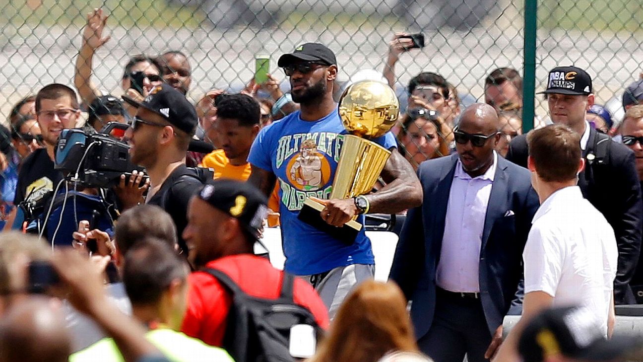 Bucks fans swarm stores for NBA championship apparel