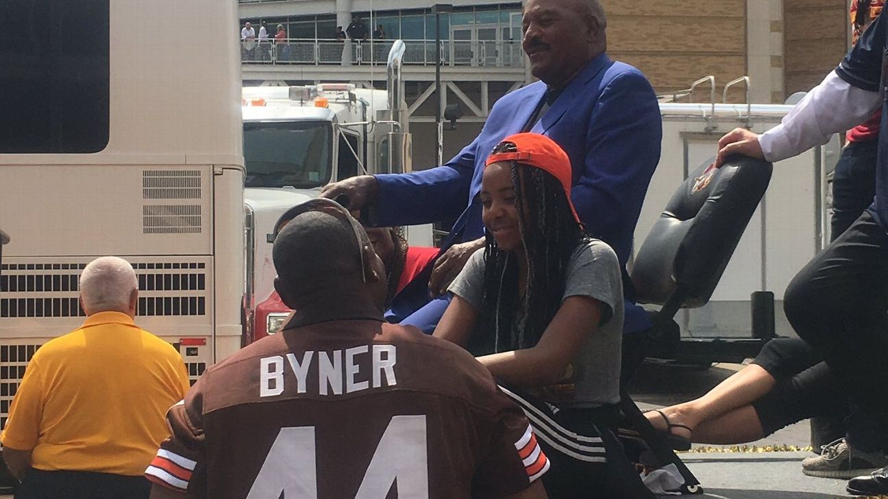 Cleveland Browns legends Jim Brown, Earnest Byner at Cleveland Cavaliers  parade - ESPN