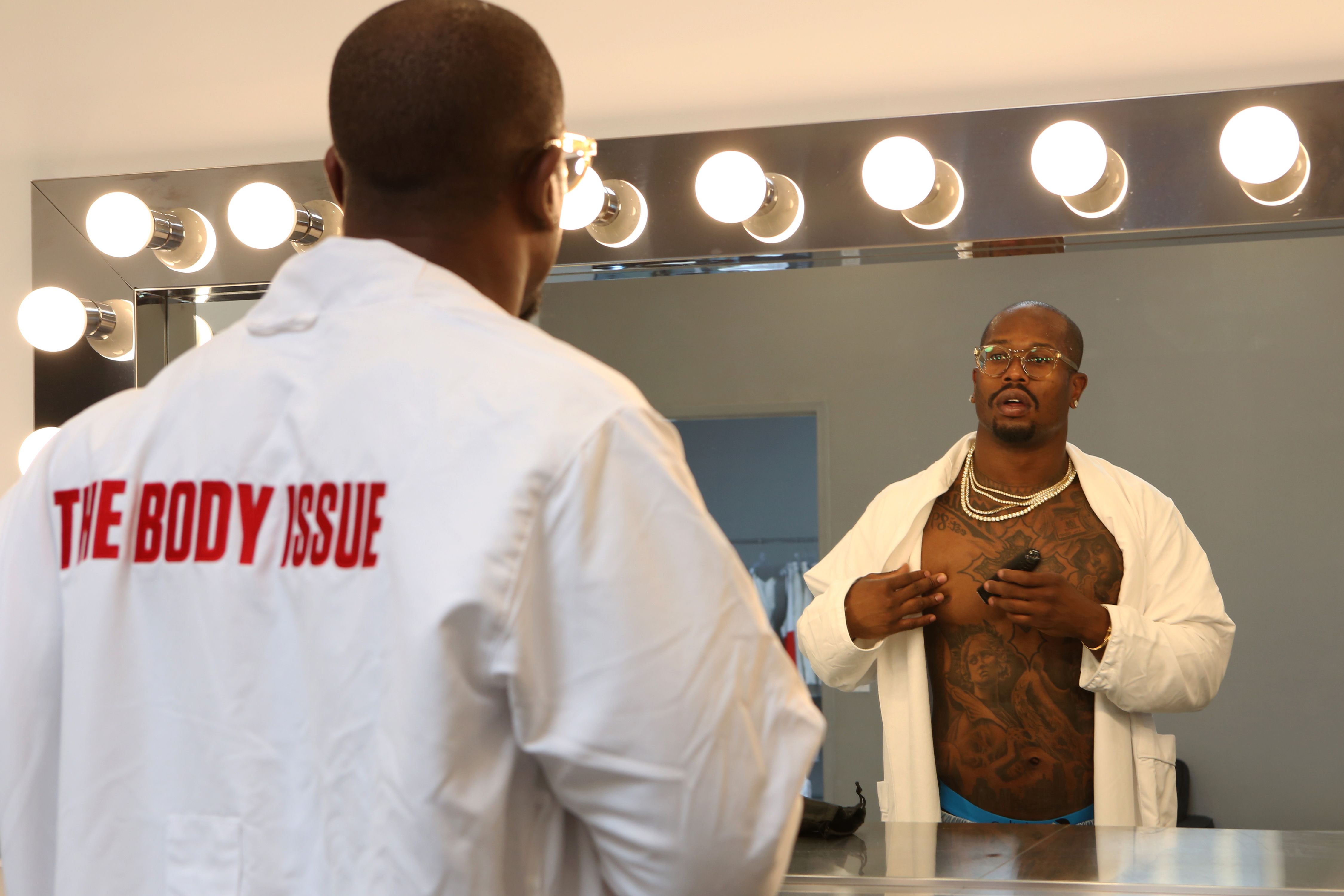 Denver Broncos star Von Miller talks geek life and mozzarella sticks --  Body Issue 2016 - ESPN