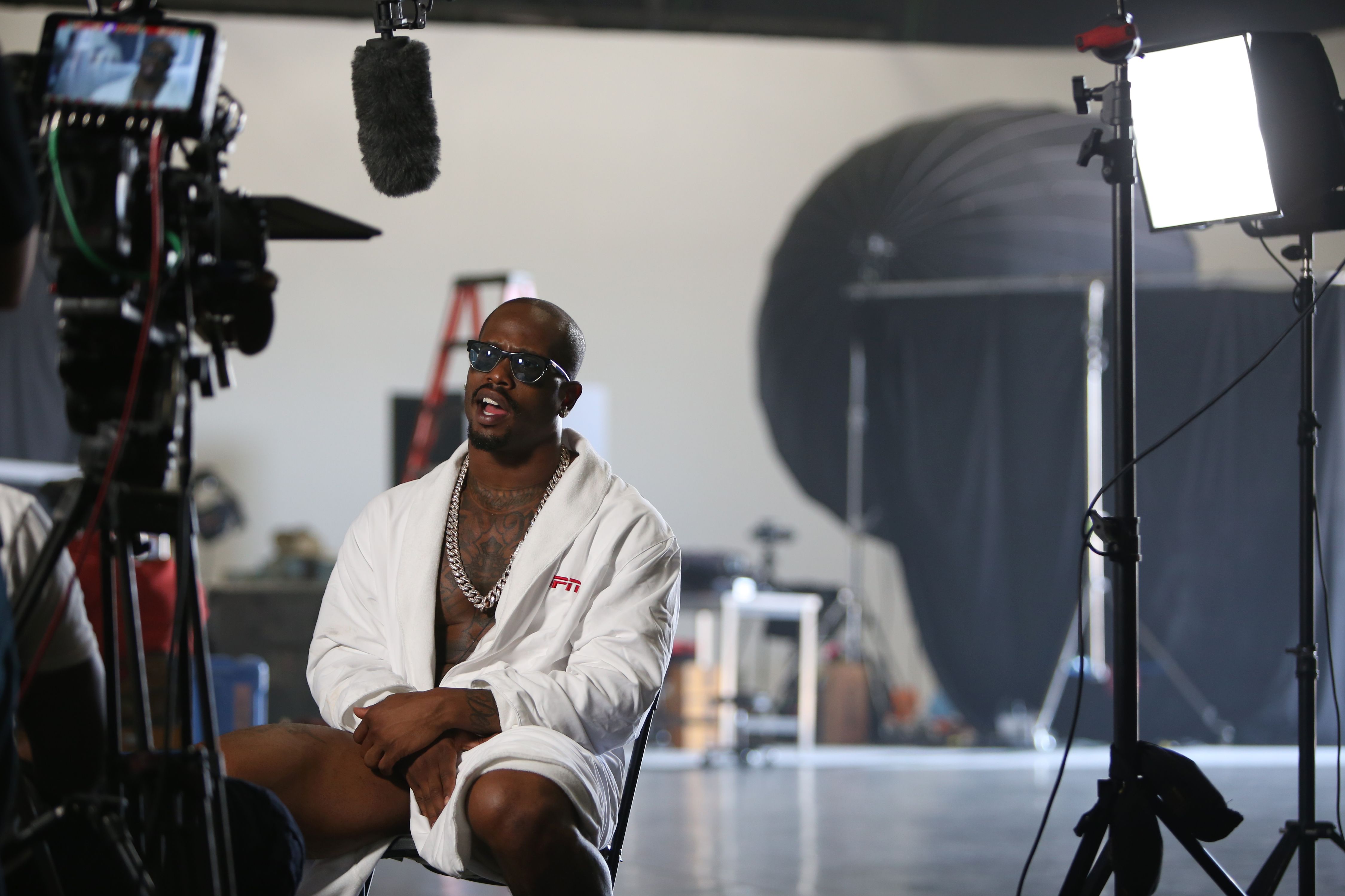 Denver Broncos star Von Miller talks geek life and mozzarella sticks --  Body Issue 2016 - ESPN