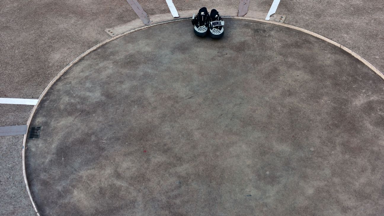 <a href="https://www.espn.com/olympics/story/_/id/43586419/errant-hammer-throw-youth-track-meet-kills-spectator" target="_blank">Errant hammer throw at track meet kills spectator</a>
