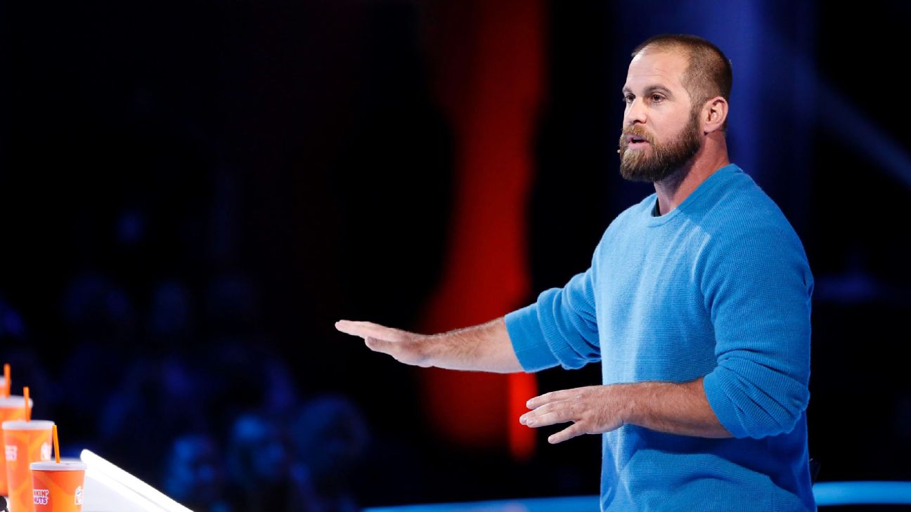 Eagles star Jon Dorenbos does 'America's Got Talent' magic trick (video)