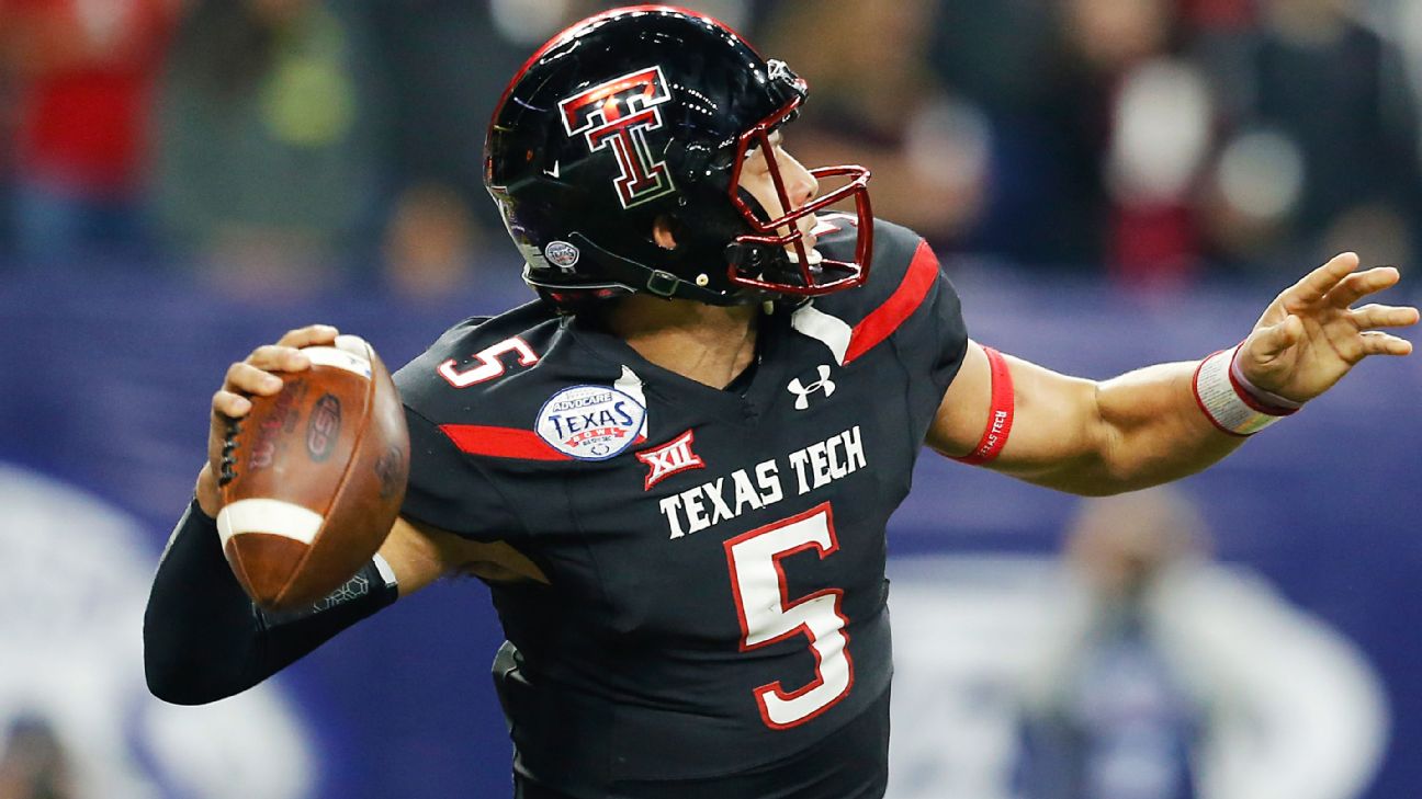 Patrick Mahomes Texas Tech Red Raiders Unsigned White Jersey Signaling A Play Photograph