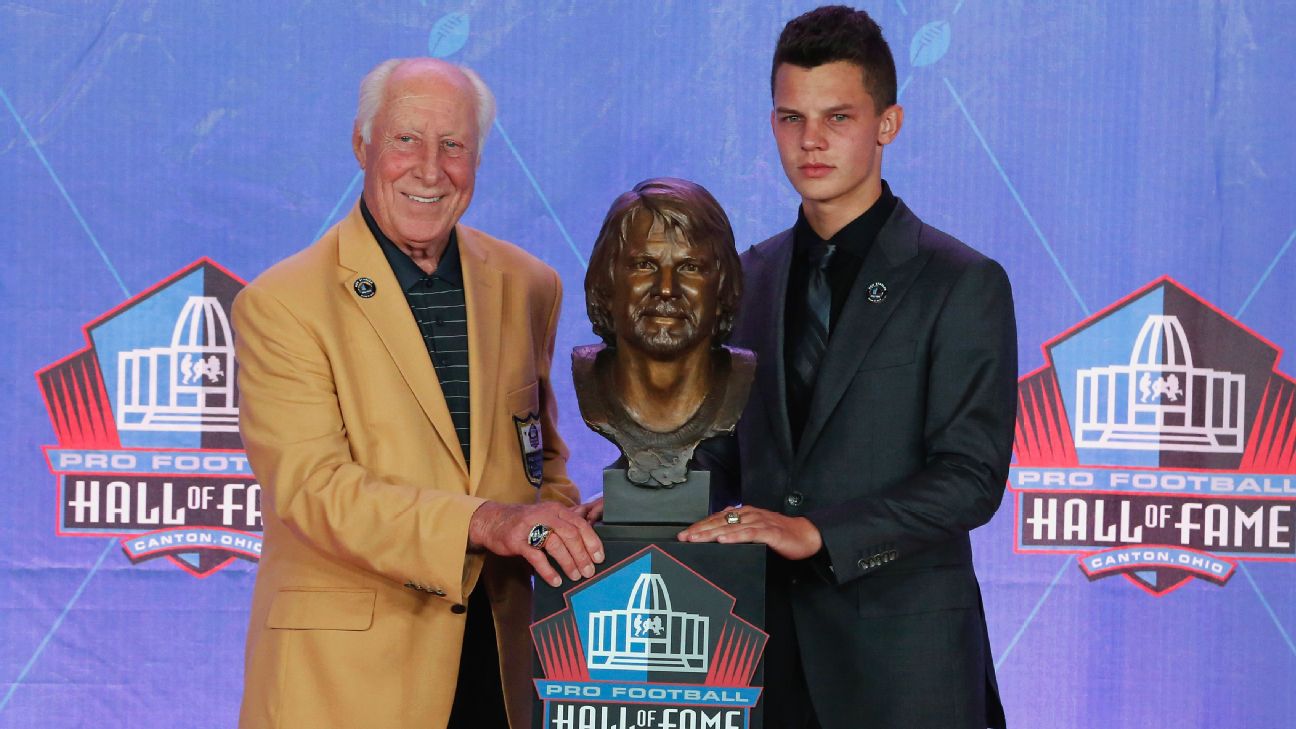 Oakland Raiders Hall of Famers surround bust of late QB Ken