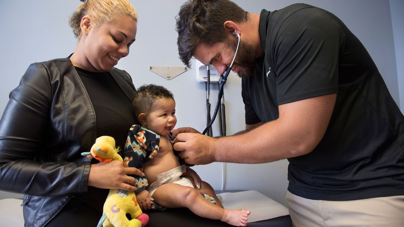 Kansas City Chiefs lineman Laurent Duvernay-Tardif graduates from med  school – The Denver Post