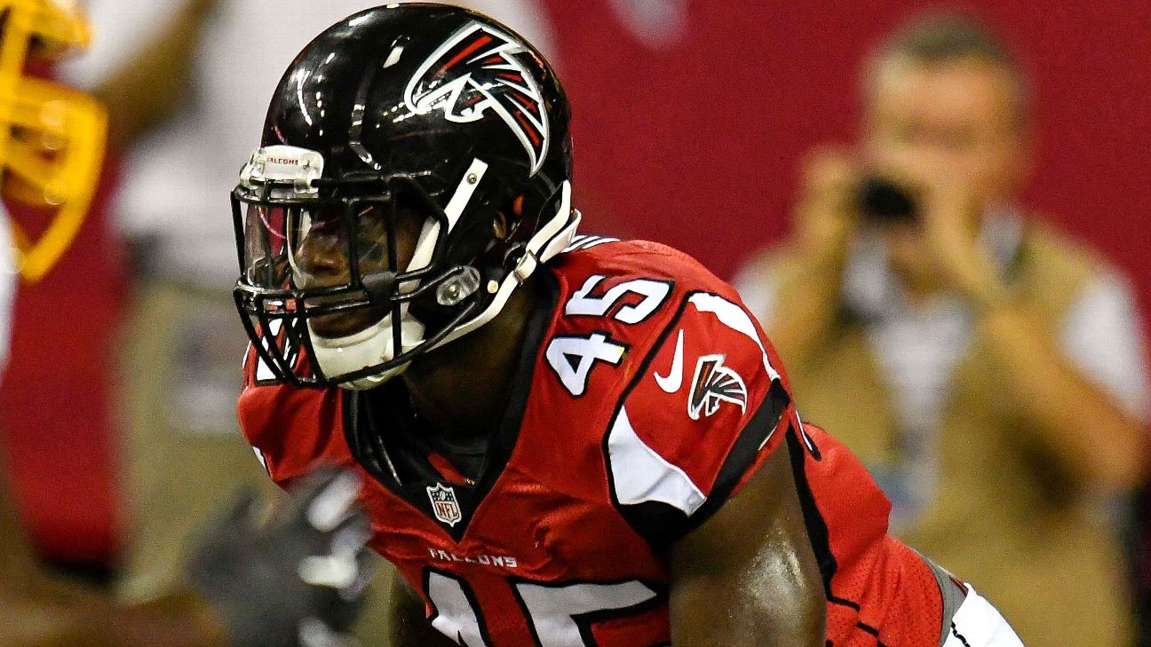 Atlanta Falcons linebacker Deion Jones (45) works against the