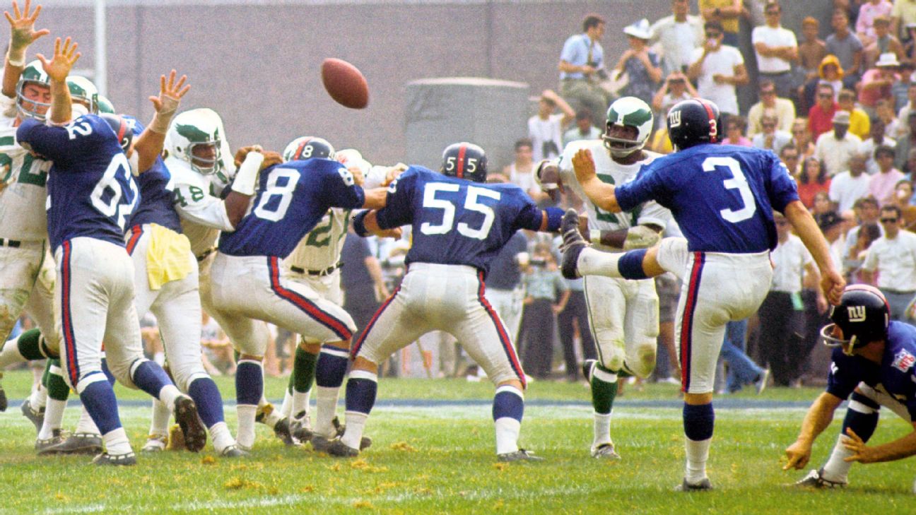 Buffalo Bills place kicker Pete Gogolak boots a field goal during the  News Photo - Getty Images