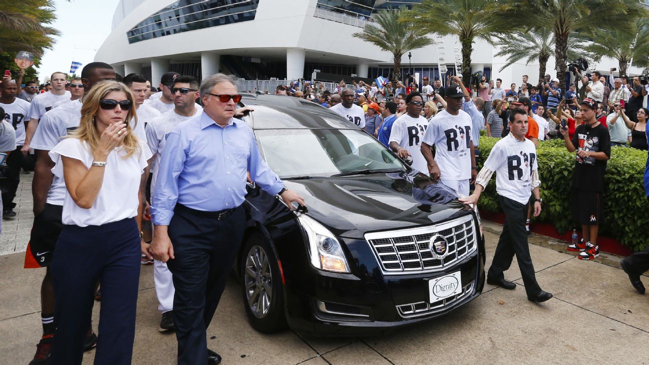 Marlins teammates, fans mourn Jose Fernandez at public memorial