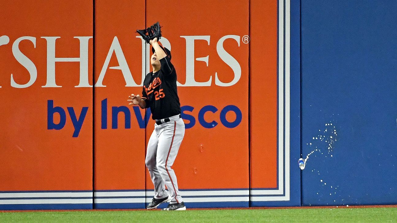 Blue Jays fan throws beverage at Orioles outfielder during AL wild