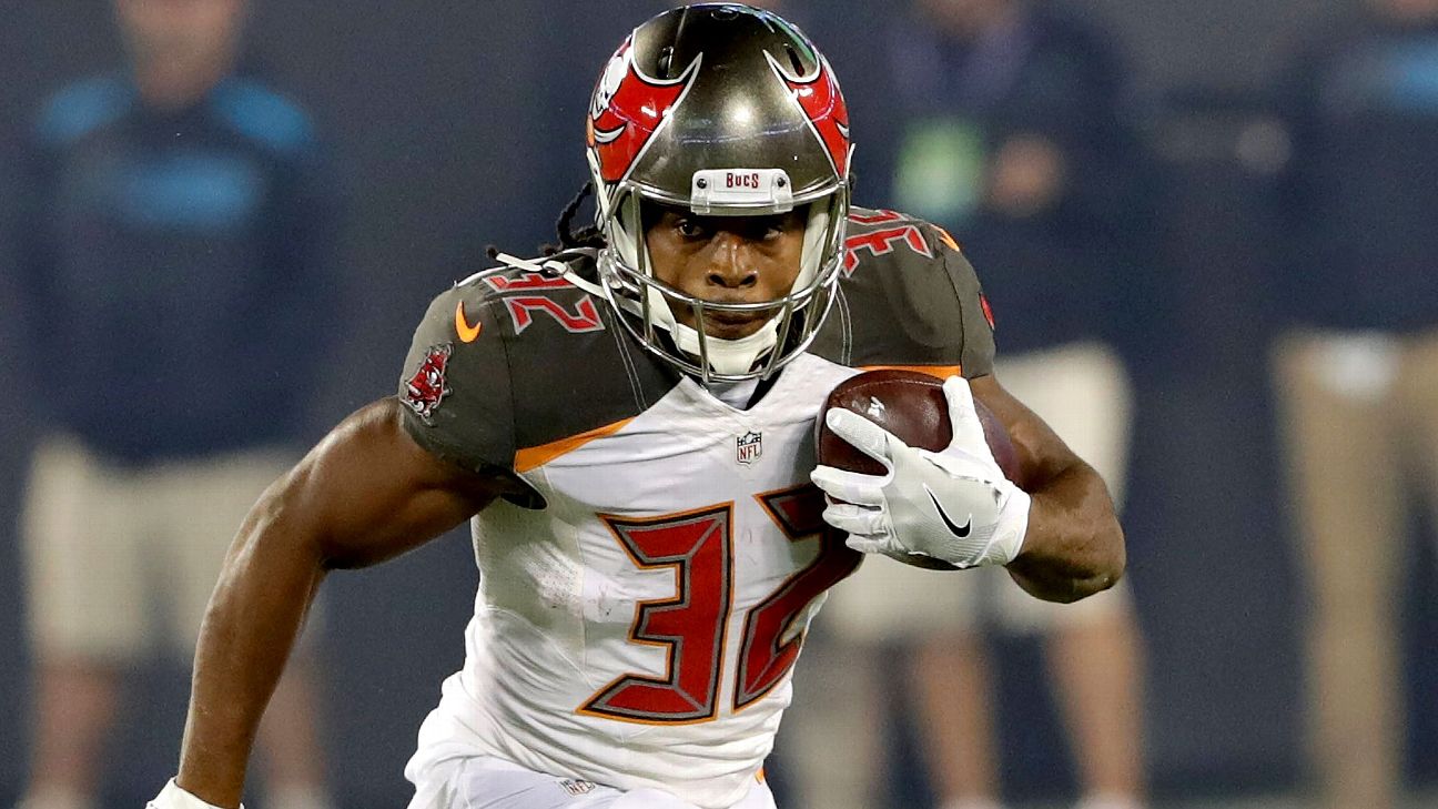 Tampa, Florida, USA. 09th Dec, 2018. Tampa Bay Buccaneers running back  Jacquizz Rodgers (32) runs for 9 yards in the 2nd quarter during the game  between the New Orleans Saints and the