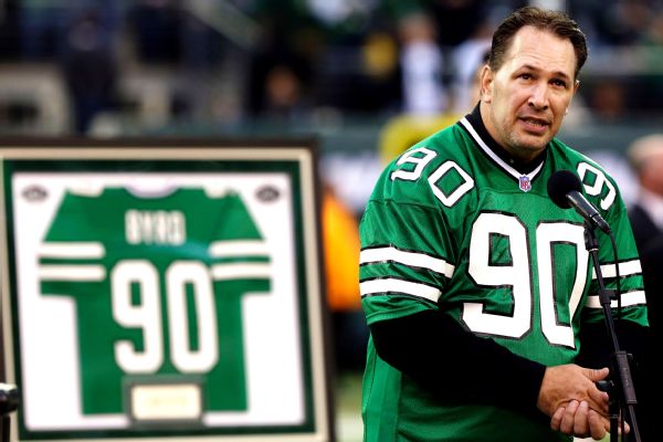 Rich Cimini on X: Angela Byrd (center), Dennis Byrd's widow, with her  family before today's game. She's an honorary captain, 30 years after Dennis'  tragic injury at the old stadium. A wonderful