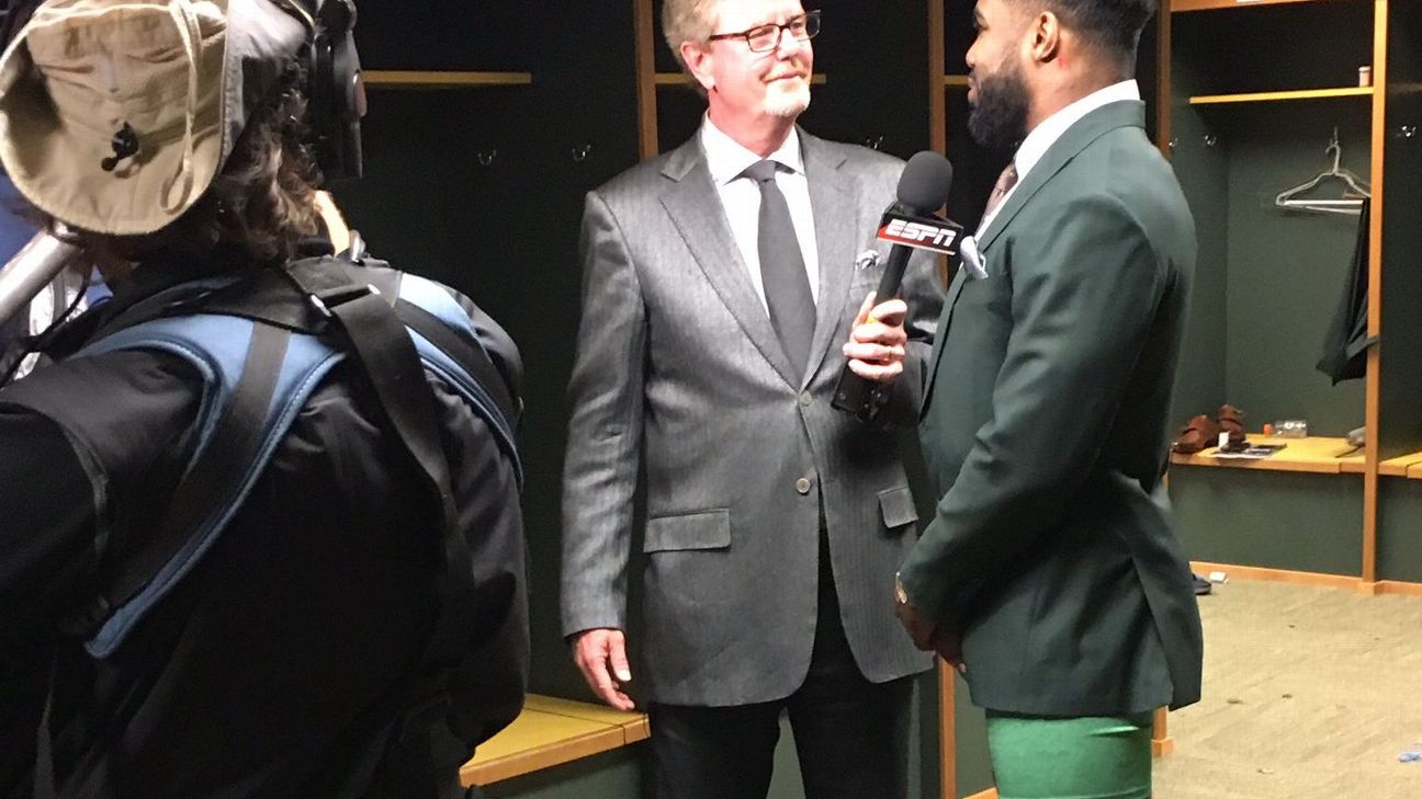 Ezekiel Elliott interviews without pants