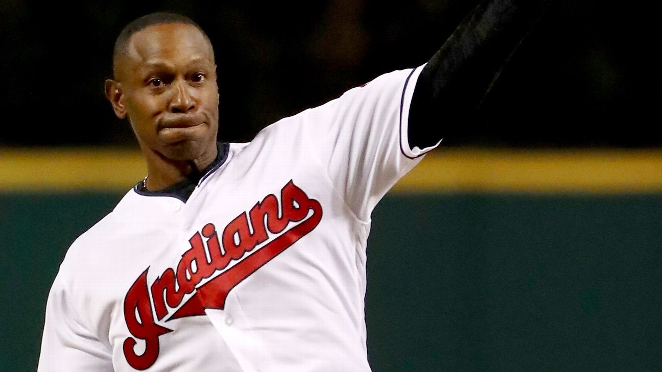 Cleveland Indians outfielder Kenny Lofton, left, talks with