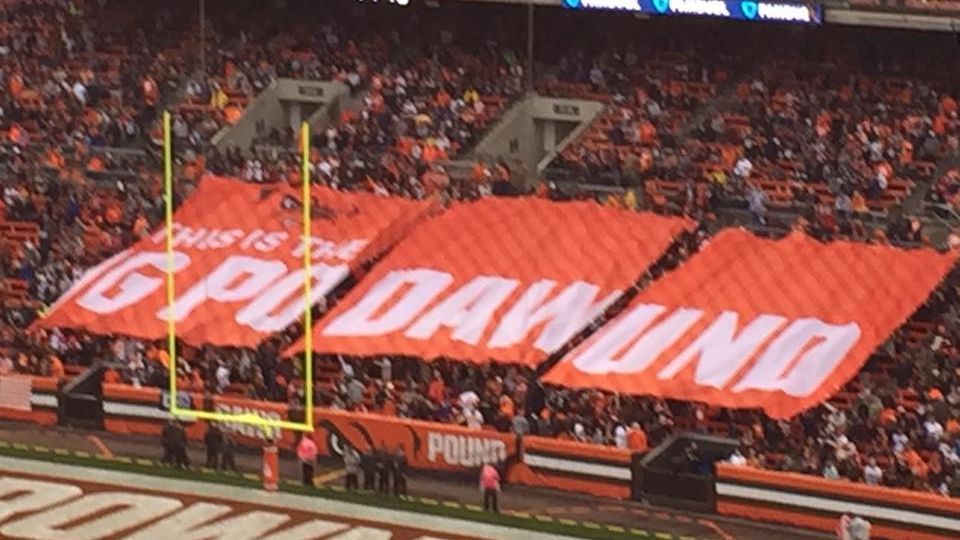 Cleveland Browns fans unfurl misspelled Dawg Pound banner - ESPN