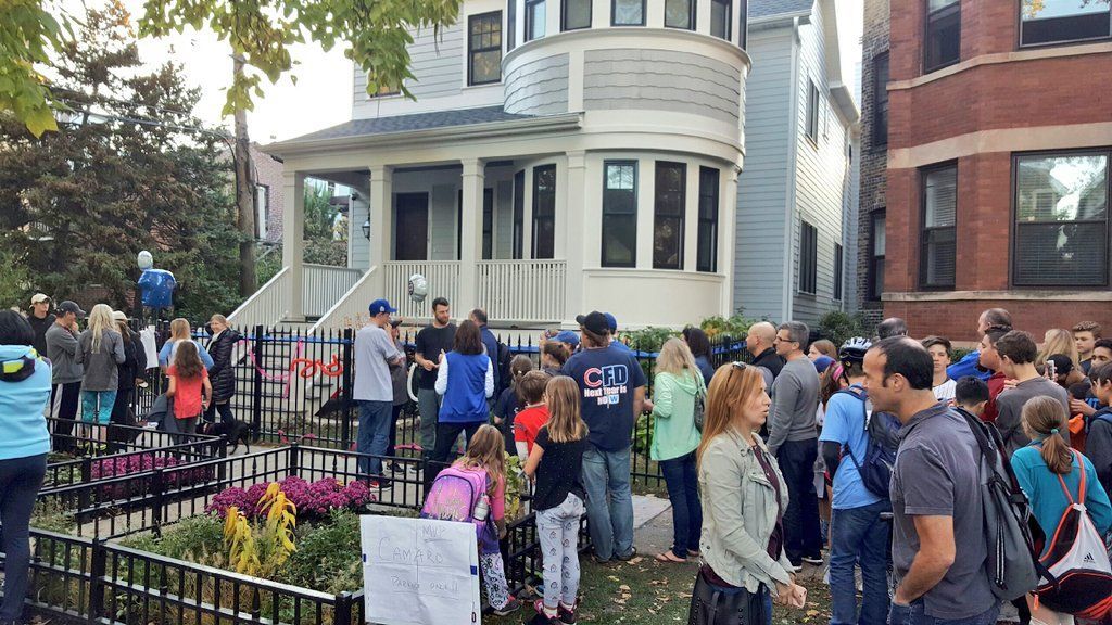 Ben Zobrist, great neighbor, signed autographs outside his house