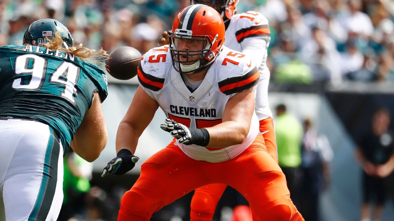 Browns right guard Wyatt Teller leaves game against Dolphins 