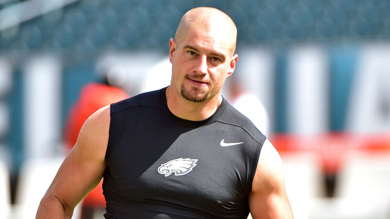 Eagles' iron man Brent Celek on tears, pops and pains over 10