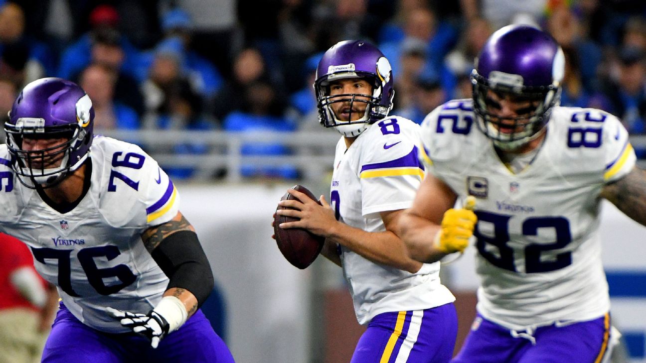 Sam Bradford stands out for Vikings despite loss of another