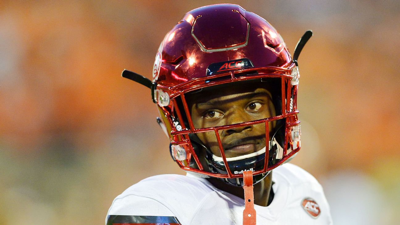 Helmet Stalker on X: 2017 Heisman Trophy Winner, Louisville QB Lamar  Jackson wears a Riddell SpeedFlex with an SF-2EG-SW facemask.   / X