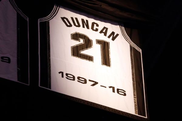 Spurs pay tribute to Tim Duncan in emotional jersey retirement ceremony