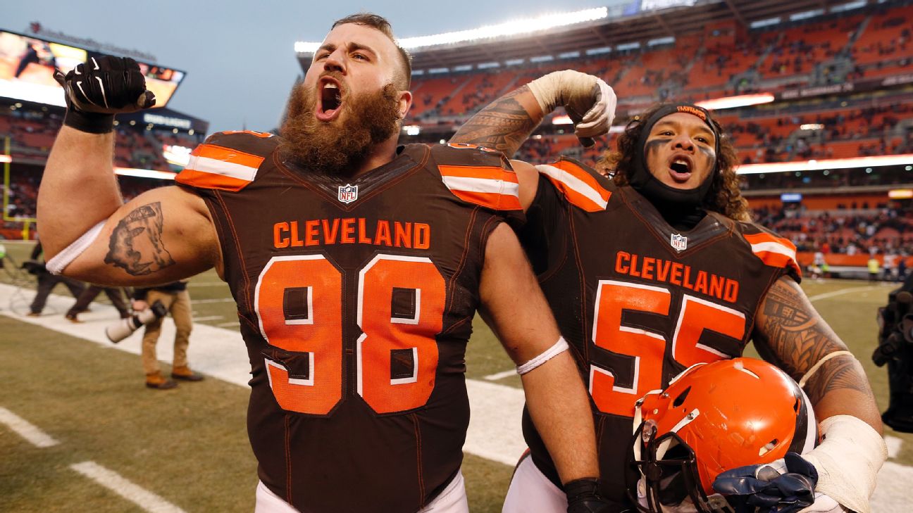 Cleveland Browns fans hold Perfect Season Parade to mark winless season