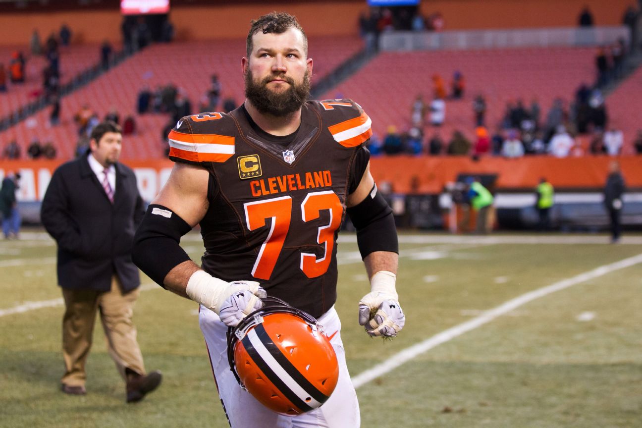 Browns offensive tackle Chris Hubbard returning to Cleveland on a one-year  deal, according to league source 