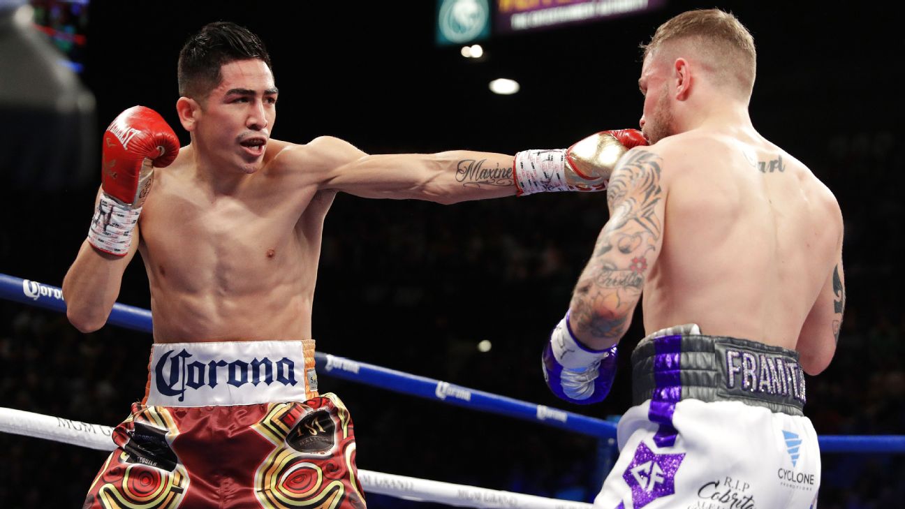 Leo Santa Cruz takes featherweight title from Carl Frampton with