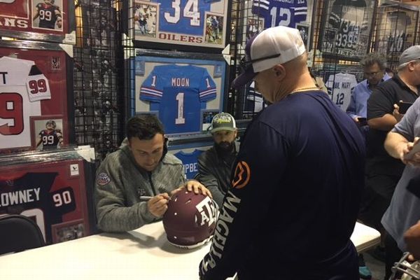 Johnny Manziel signs autographs for hour and a half in mall store