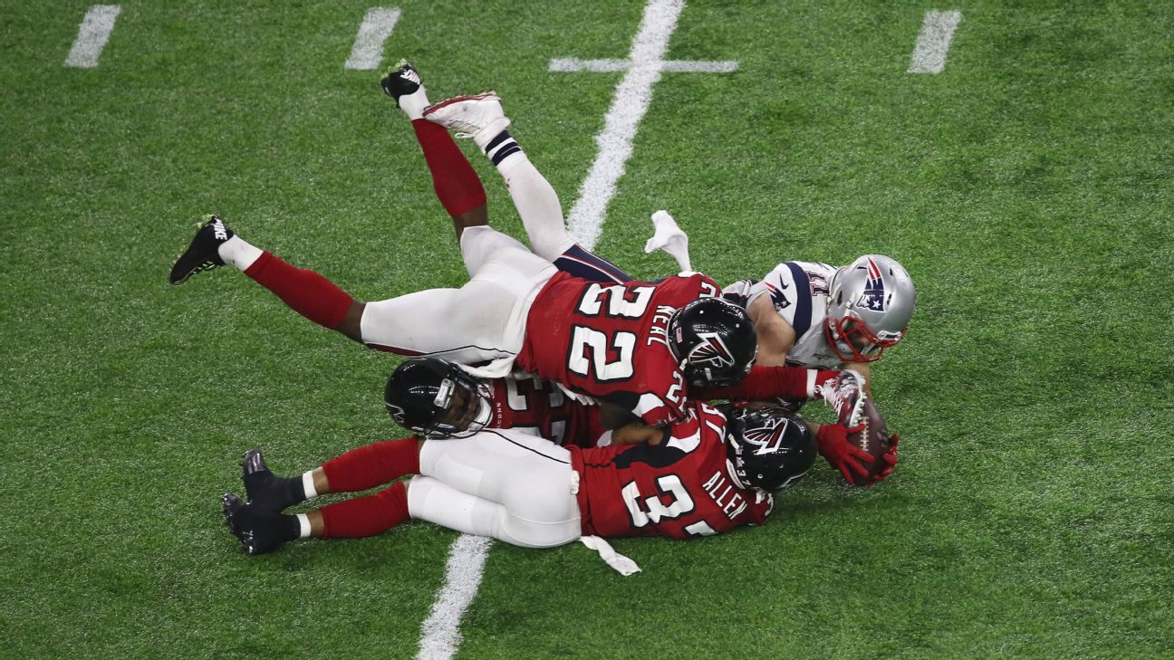 Highlight] Julian Edelman makes a difficult diving catch on the game-tying  drive of Super Bowl LI : r/nfl