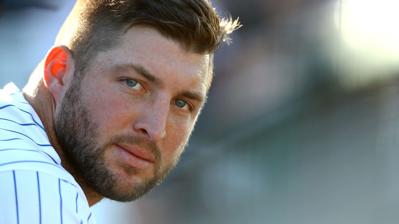 Tim Tebow makes Arizona Fall League debut, crashes into wall