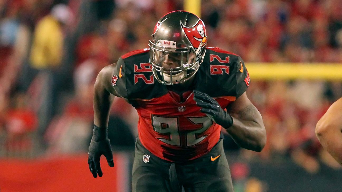 Buccaneers bring back Gholston for his 11th season with the team