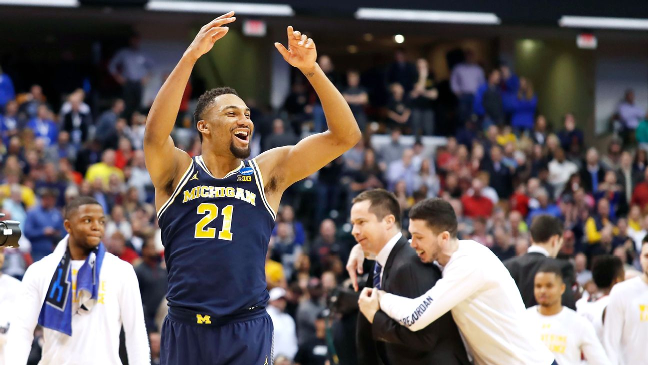 Michigan basketball played in practice uniforms after its plane skidded off  the end of the runway 