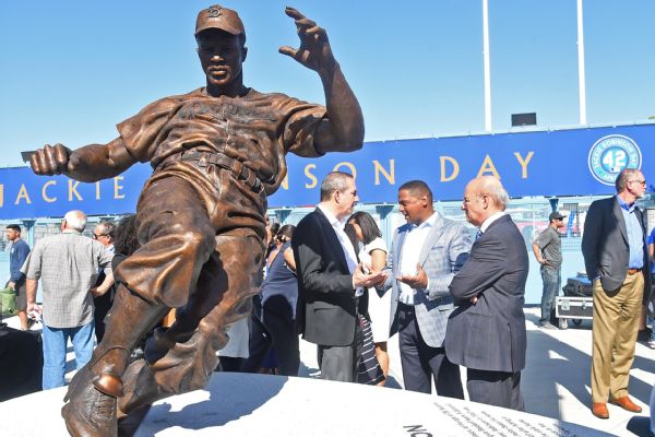 Jackie Robinson statue unveiled at Rose Bowl, with Vin Scully as emcee