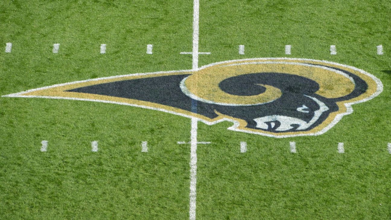 Los Angeles, CA, USA. 6th Jan, 2018. A view of the Los Angeles Memorial  Coliseum home of the Los Angeles Rams during the National Anthem before the  NFL Wild Card Playoff football