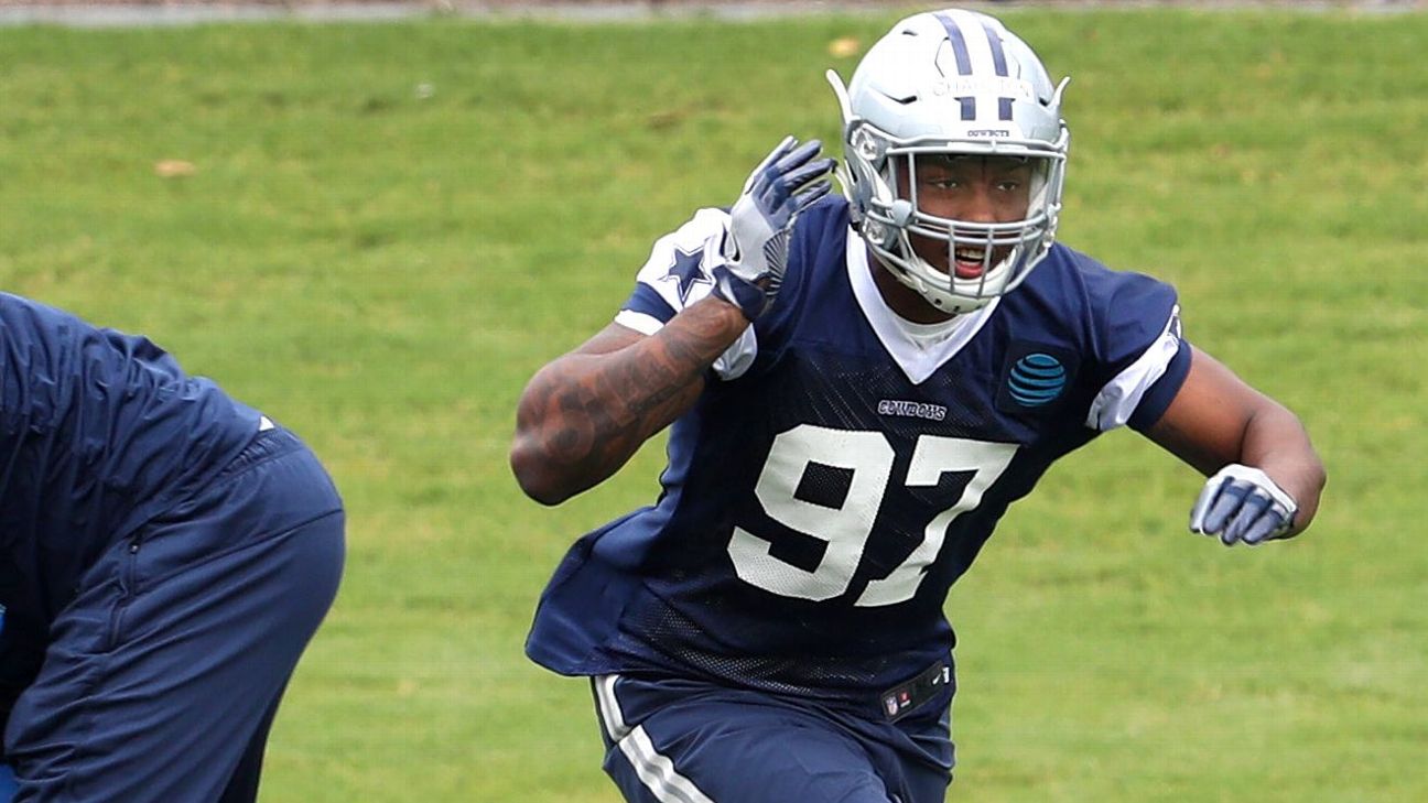 Chicago Bears defensive end Taco Charlton (97) with teammates