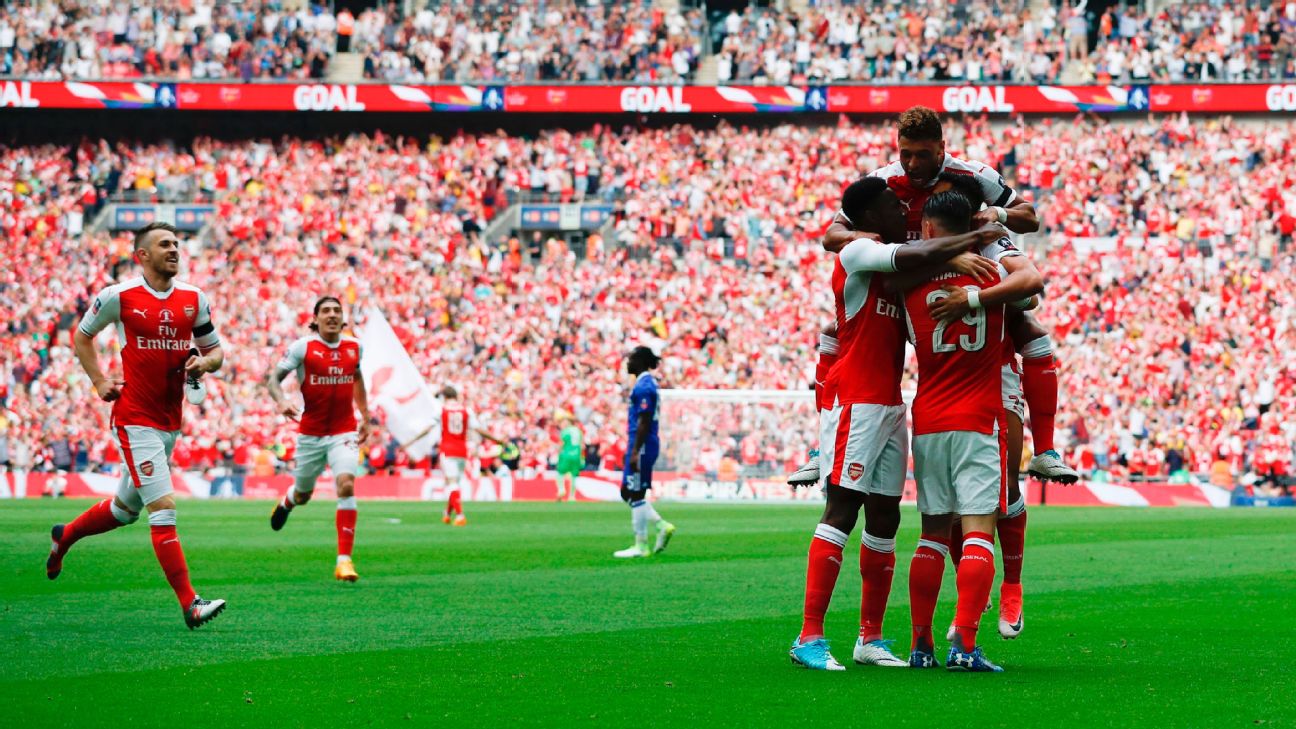 Olivier Giroud, Alexis Sanchez and Aaron Ramsey wear retro Arsenal