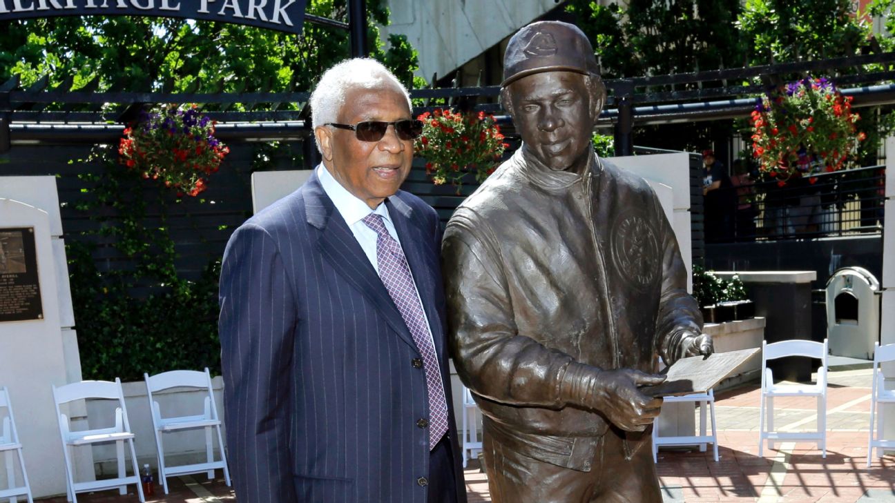 Indians Unveil Statue Of Frank Robinson, First Black Manager In Major  League Baseball